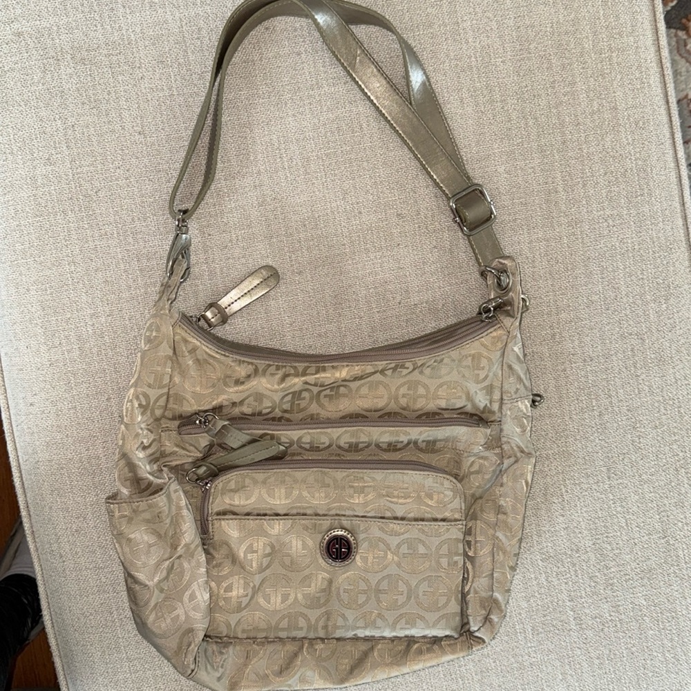 Giani Bernini Purse/Bag Multiple zip pockets shoulder Strap LT tan gently used